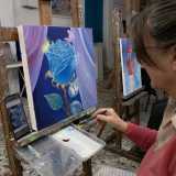 ...che sta realizzando di una grande rosa blu